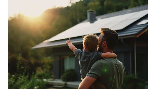 installation solaire sur une habitation avec un père et son fils en premier plan