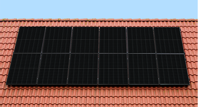 Installation de 12 panneaux solaires sur une toiture