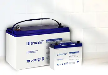 Deux modèles différents de batterie GEL d'Ultracell sur un fond en brique blanches