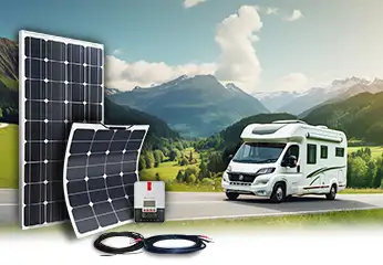 Panneau solaire rigide bleuté accompagné d'un panneau flexible, d'un régulateur de charge et de câblage, avec en arrière-plan des montagnes et un camping-car sur une route.