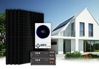 Kit solaire avec quatre panneaux solaires rigides full black, un onduleur hybride WKS EVO Circle et deux batteries lithium Pylontech, en arrière-plan une maison blanche équipée de panneaux solaires.