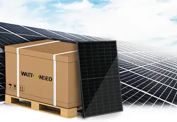 Palé de paneles solares embalados con un panel rígido encima, con una instalación de paneles solares al fondo.