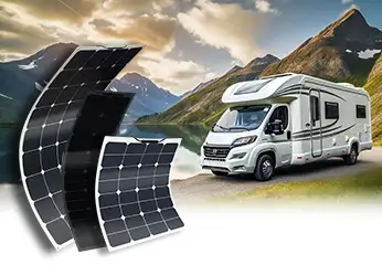 Paneles solares flexibles sobre un fondo montañoso con una autocaravana blanca