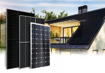 Paneles solares rígidos tradicionales (negro completo, azul, panel pequeño) en el tejado de una casa con instalación de paneles solares negros completos.