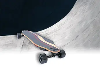 Elektrisch skateboard in een skatepark