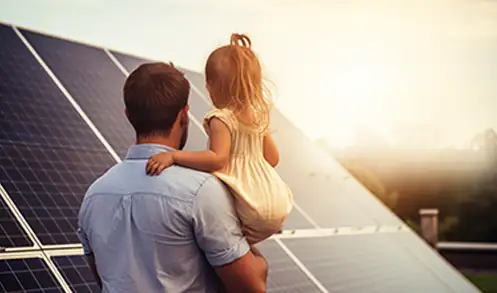 Een vader en zijn dochter kijken naar hun zonne-installatie