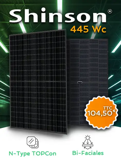 Panel solar rígido Sunpro Power 440Wp totalmente negro sobre soporte de acero, fondo que representa un tejado